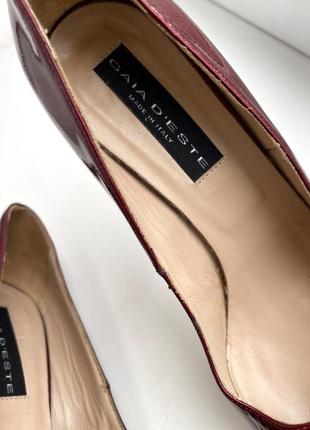 Шикарные кожаные лакированные туфли gaia d'este  на каблуке красные 38 р.4 фото