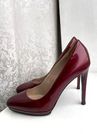 Шикарные кожаные лакированные туфли gaia d'este  на каблуке красные 38 р.5 фото