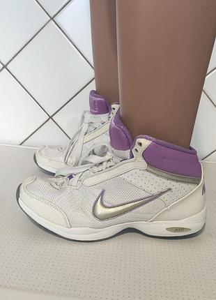 Фирменные кроссовки nike.