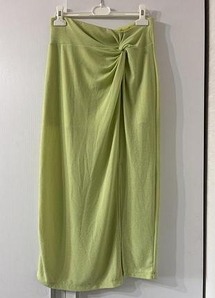 Стильна спідниця міді з розрізом