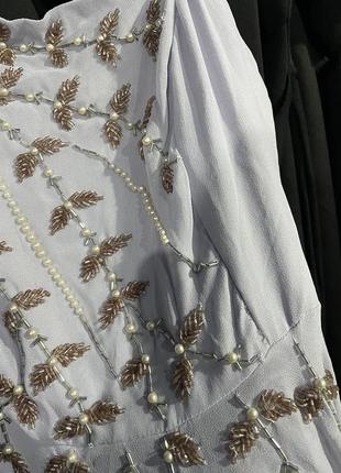 Платье миди с ассиметричным краем и цветочной вышивкой из бисера лиловое6 фото