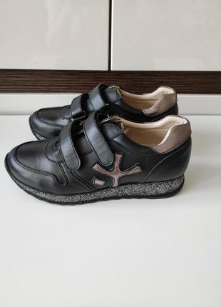 Theo leo нові кросівки шкіряні туфлі сокасини кеди