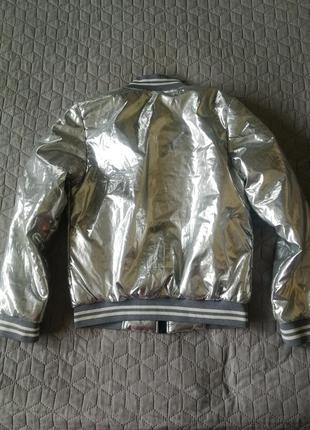 Объемный бомбер куртка металлик тренд 20242 фото