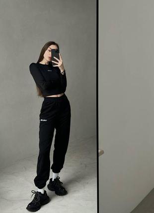 Різнофактурний комплект топ+джогери оверсайз с10018 чорний цей костюм з написами, з топом та джогера