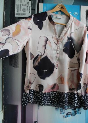 Красивая атласная блуза с интересным принтом3 фото