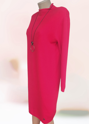 Яскрава червона сукня