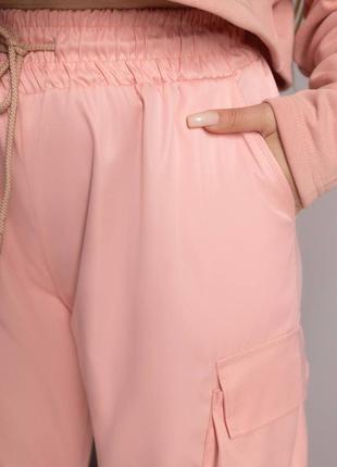 Джогери вільного крою на резинках з накладними кишенями на високій посадці штани стильні трендові базові хакі бежеві чорні рожеві білі3 фото