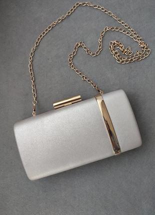 Шикарный серебристый каркасный клатч с золотистой фурнитурой2 фото