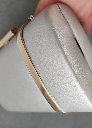 Шикарный серебристый каркасный клатч с золотистой фурнитурой10 фото