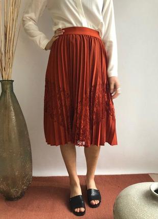 Шикарная юбка minimum с плиссированной и кружевной вставкой и резинкой на талии этикетка