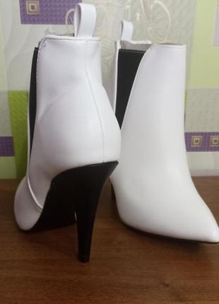 Ботинки женские короткие белые на каблуке размер 36,37,38,39,402 фото