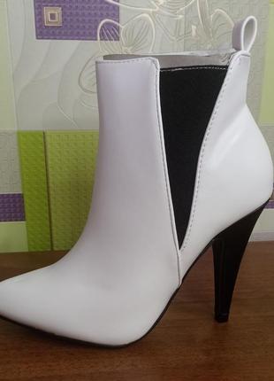 Ботинки женские короткие белые на каблуке размер 36,37,38,39,403 фото