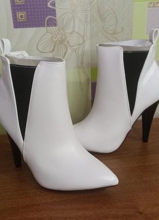 Ботинки женские короткие белые на каблуке размер 36,37,38,39,404 фото