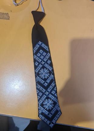 Галстук з вишивкою