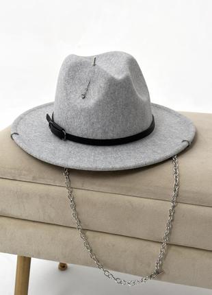 Вовняний капелюх федора з ремінцем, пірсингом, ланцюжком wool sia сірий (декор золото чи срібло)