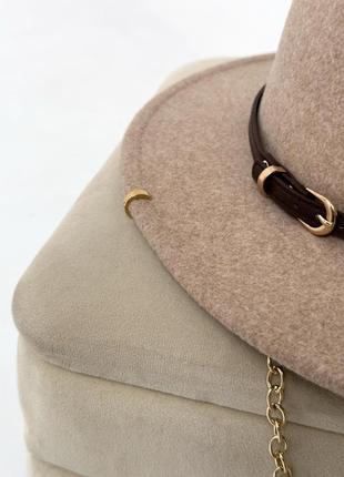 Шерстяная шляпа федора с ремешком, пирсингом, цепочкой wool sia молочная (декор золото или серебро)3 фото