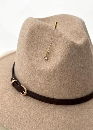Вовняний капелюх федора з ремінцем, пірсингом, ланцюжком wool sia молочний (декор золото чи срібло)2 фото