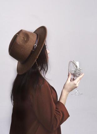 Шерстяная шляпа федора с ремешком, пирсингом, цепочкой woolsia коричневая (декор золото или серебро)5 фото