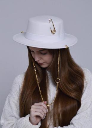 Шляпа канотье с декором (цепочкой, пирсингом, булавкой) sweety белая5 фото