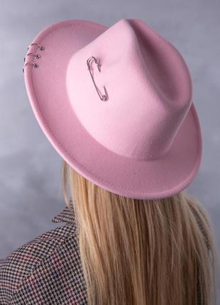 Шляпа федора с кольцами и булавкой унисекс розовая3 фото