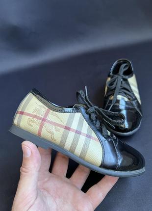 Burberry туфлі лак. шкіра