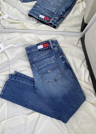 Джинсы из коллекции tommy jeans