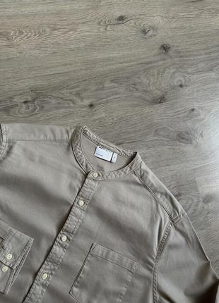 Сіро-бежева кремова сорочка без коміру низький комір стійкою грандад asos1 фото