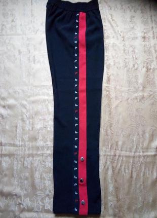 Модні жіночі демісезонні брюки, внизу на кнопках, на резинці з кишенями. країна виробник болгарія.