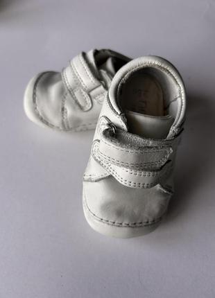 Білі шкіряні кросівки next на перші кроки