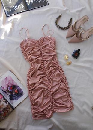 Брендова коктельна сукня з драпуванням у пудровому відтінку8 фото