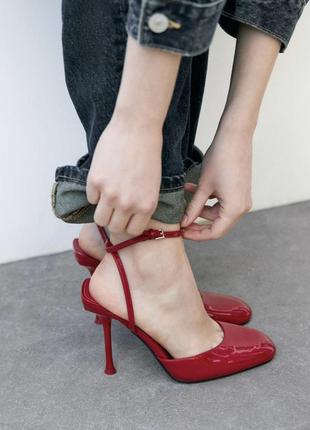 Червоні лаковані туфлі zara