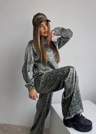Трендовий шовковий жіночий костюм зіп кофта бомбер на блискавці і штани широкі вільного крою леопардовий комплект2 фото