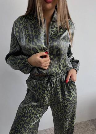Трендовий шовковий жіночий костюм зіп кофта бомбер на блискавці і штани широкі вільного крою леопардовий комплект7 фото