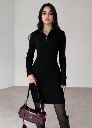 Чорна жіноча базова облягаюча сукня з довгим рукавом в рубчик з блискавкою