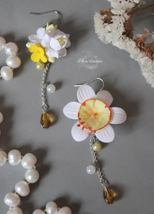 Асиметричні довгі сережки ручної роботи з квітами з полімерної глини "весняний букет"6 фото