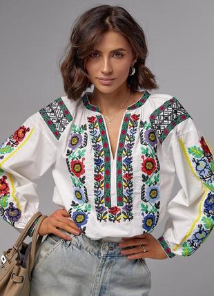 Жіноча біла українська вишиванка, традиційна національна вишита сорочка в квіти s m l