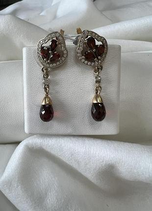 Золоті висячі сережки з природнім гранатом