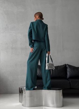 Женский зеленый стильный качественный костюм🤍 ( кроп- жакет+ брюки палаццо )5 фото