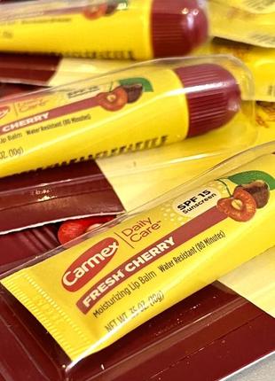 Бальзам для губ carmex кармекс вишня лікуючий зволожуючий