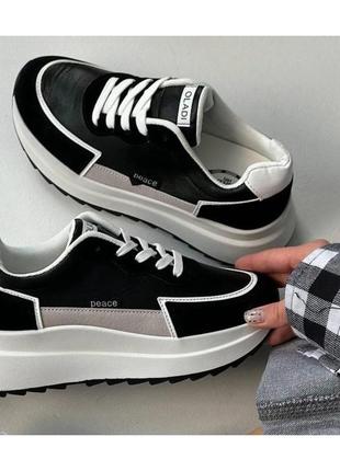 Жіночі чорні кросівки на білій платформі10 фото