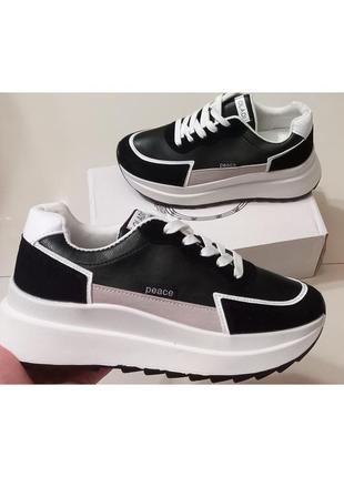 Жіночі чорні кросівки на білій платформі8 фото