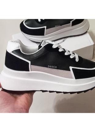 Жіночі чорні кросівки на білій платформі7 фото