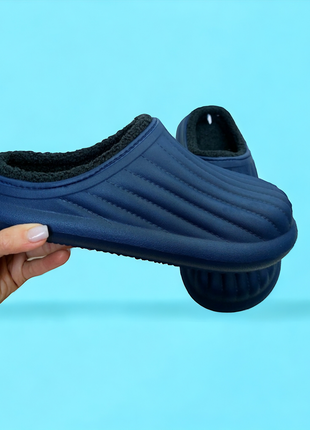 Легкие, удобные утепленные шлепанцы темно-синего и черного цвета