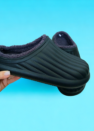 Легкие, удобные утепленные шлепанцы темно-синего и черного цвета