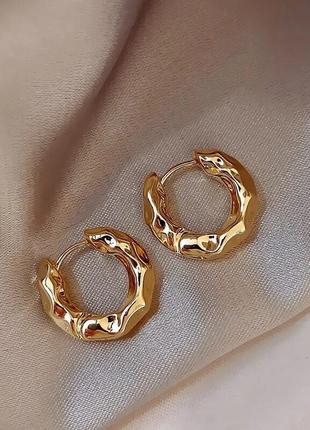 Стильні мінімалістичні золотисті сріблясті круглі об'ємні геометричні сережки кульчики3 фото