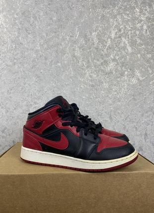 Женские кроссовки nike air jordan 1 mid gs 'banned' / 24.5 см