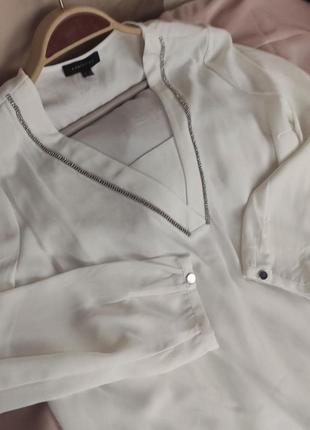 Біла блуза з v- подібним вирізом