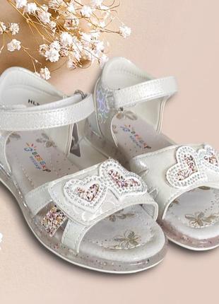 Білі, срібло босоніжки сандалії для дівчинки з п'ятою сердечка7 фото