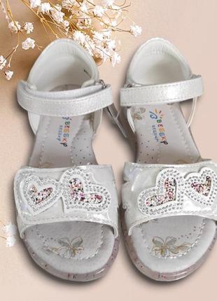 Білі, срібло босоніжки сандалії для дівчинки з п'ятою сердечка5 фото