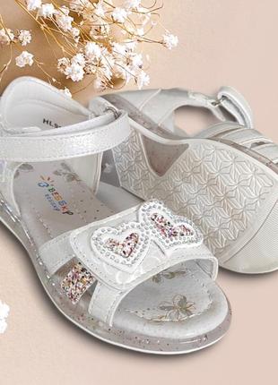 Білі, срібло босоніжки сандалії для дівчинки з п'ятою сердечка2 фото